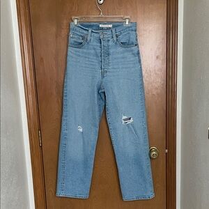 Levi’s Light Blue Distressed Ribcage Straight Ankle Jeans in size W26 L27 EUC